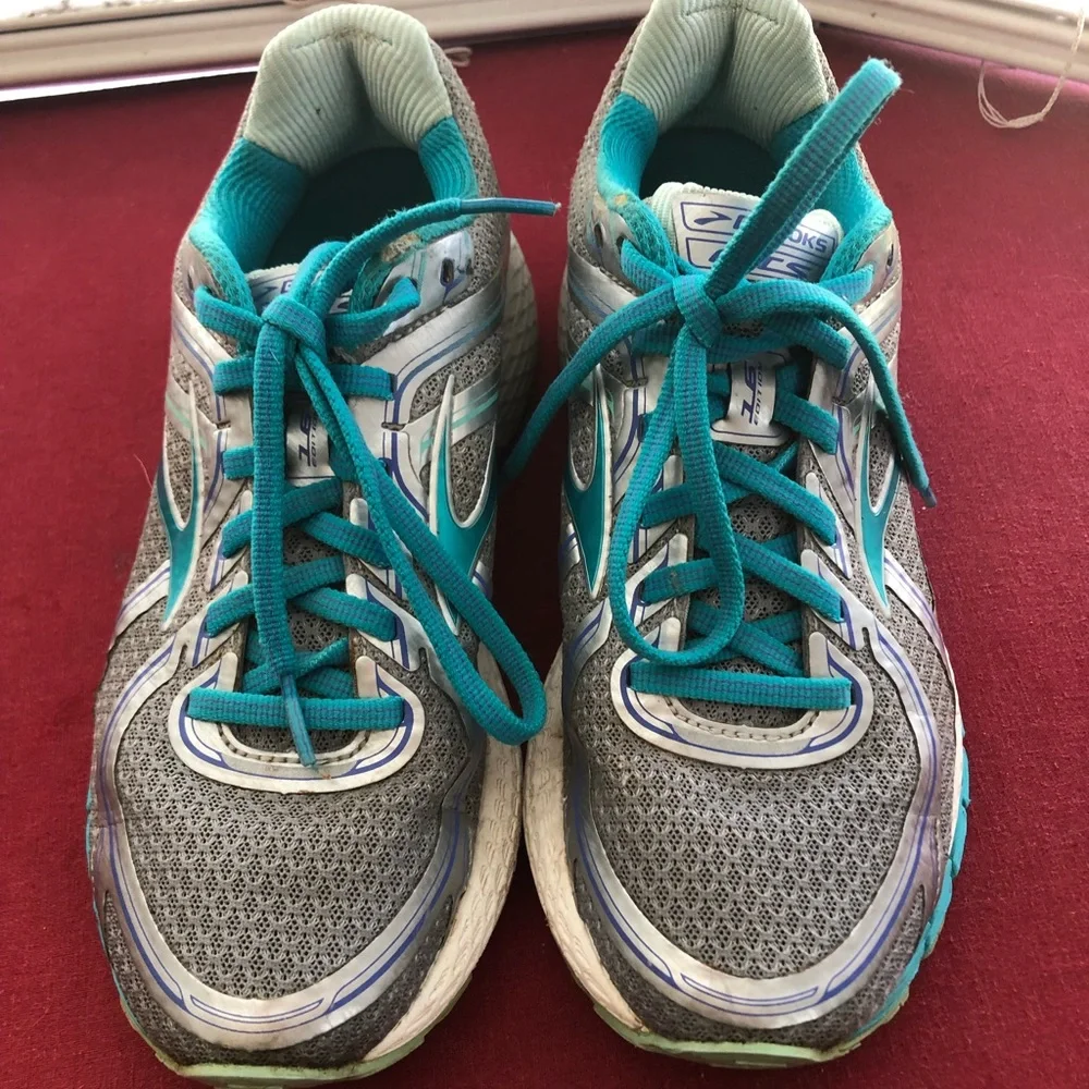 Brooks women’s size 7 athletic shoes. - Picture 2 of 9